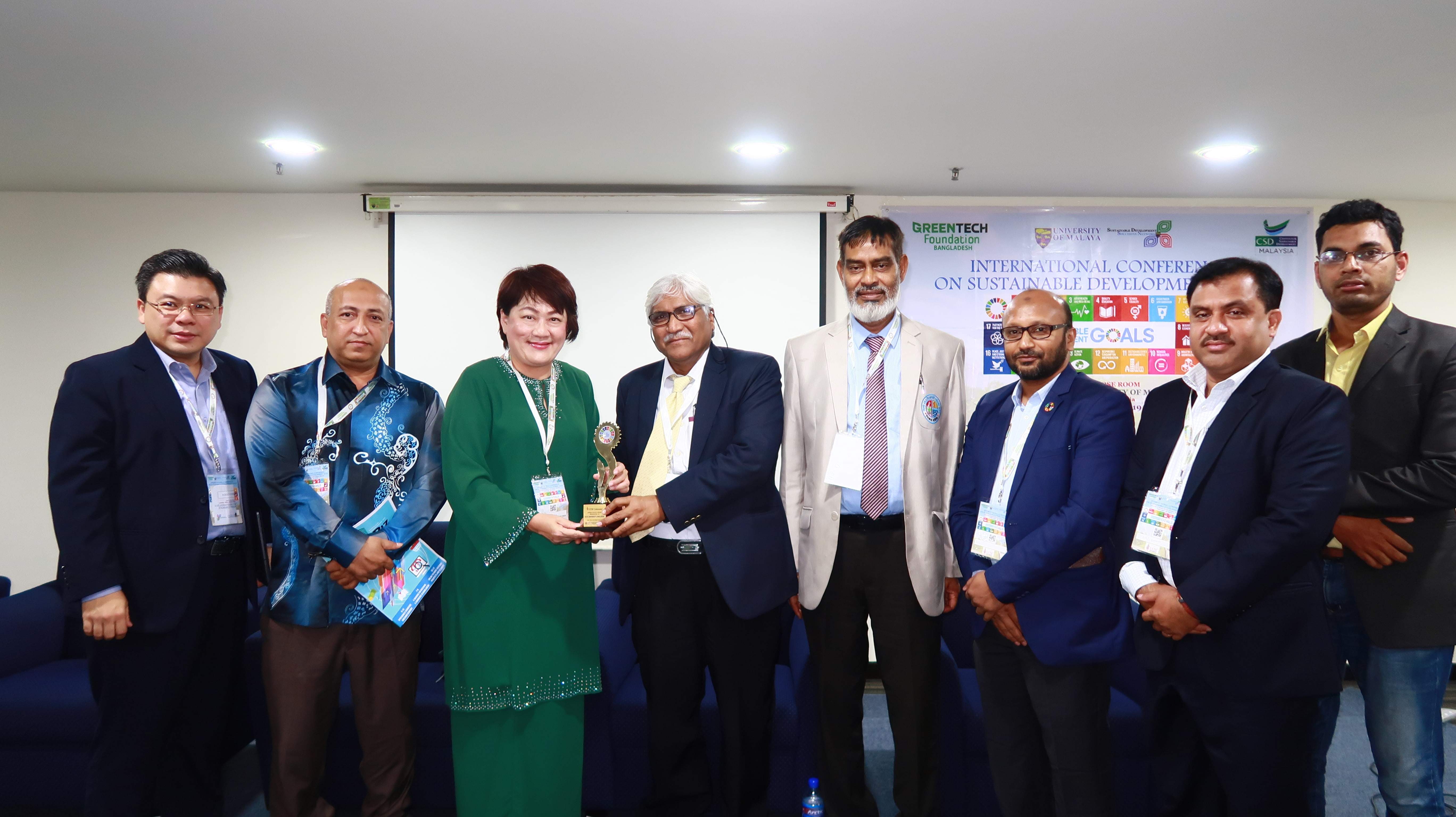 Representatives of UCSI University accepting the Appreciation Award. From L- R: Dr. Chong Aik Lee, Vice President (Academic Affairs) UCSI College; Dato' Dr. Mahtab Uddin, Managing Director, Profound Group; Ms. Margaret Soo, Director, Centre For Languages, UCSI University; Dr. Atiq Rahman, Champions of Earth, 2008; Prof. Dr. Md. Ruhul Amin, Vice Principal, SU Medical College, Bangladesh; Dr. Lutfor Rahman, CEO, GreenTech Foundation Bangladesh; Dr. Kazi Barkat Ullah, Professor, Chittagong University;