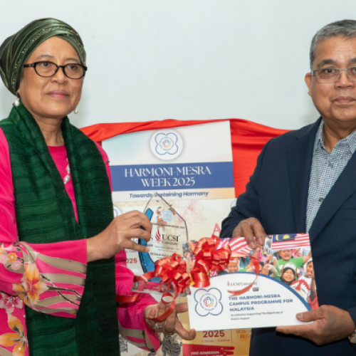 YB Datuk Aaron Ago (right) shares a light moment with Prof Emeritus Datuk Dr Siti Hamisah (left) after officiating the launch of Harmoni-Mesra Week